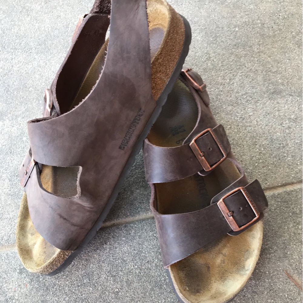 Birkenstock milano mens size 8.5 brown
Women’s size 10